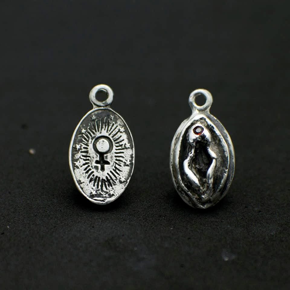 Dije medallita vulva en Plata