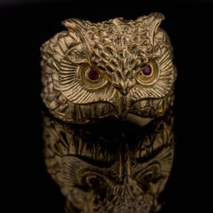Anillo escultural en forma de buho en plata 950 con baño de oro con piedras en los ojos