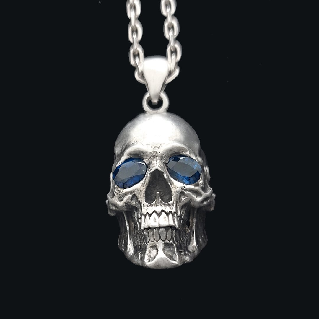 Dije de calavera en plata 950 con zafiros naturales