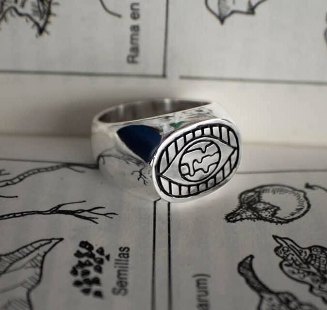 anillo con grabado personalizado