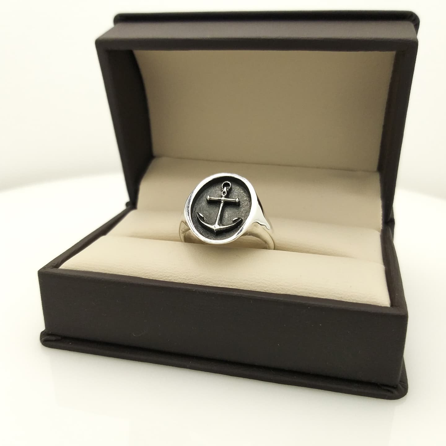 Anillo con forma tridimensional de ancla. Fabricado artesanalmente en plata 950 con pátina negra.