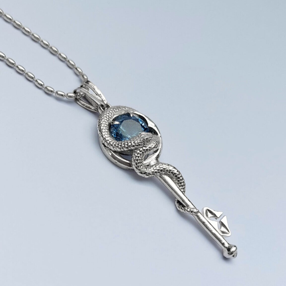 Llave serpiente · Dije plata 950 y piedra