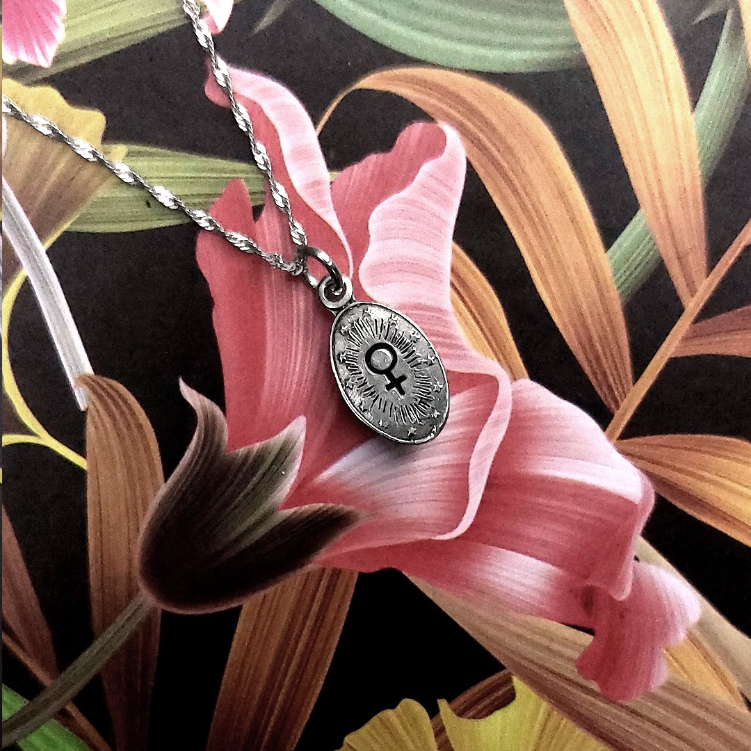 dije vulva feminista plata